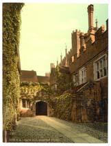 LND_London_01275_Hampton_Court_Palace_Gateway