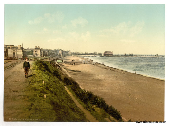 SFK_Lowestoft_10250_The_sands_from_Royal_Hotel