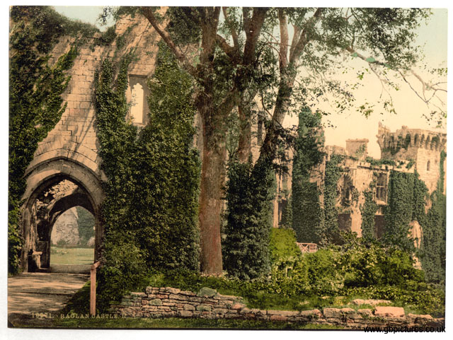 MON_Raglan_10971_Castle_II